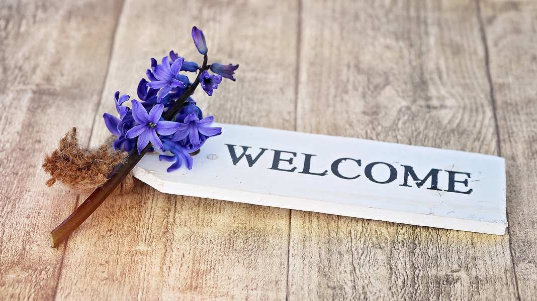 Una etiqueta de madera blanca con la palabra WELCOME en letras negras descansa sobre una superficie de madera, junto a un pequeño ramo de flores moradas y un trozo de gemelo marrón: perfecto para tu blog de abogados o para el regalo de bienvenida de Verum Advocats. Una etiqueta de madera blanca con la palabra WELCOME en letras negras descansa sobre una superficie de madera, junto a un pequeño ramo de flores moradas y un trozo de gemelo marrón: perfecto para tu blog de abogados o para el regalo de bienvenida de Verum Advocats.