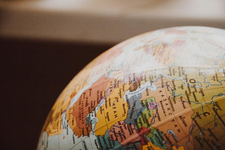 Primer plano de un globo terráqueo que muestra con detalle las fronteras y los nombres de los países, centrándose en partes de Europa, Oriente Medio y Asia, perfecto para ilustrar temas como abogados de extranjería en Terrassa. El fondo permanece suavemente desenfocado. Primer plano de un globo terráqueo que muestra con detalle las fronteras y los nombres de los países, centrándose en partes de Europa, Oriente Medio y Asia, perfecto para ilustrar temas como abogados de extranjería en Terrassa. El fondo permanece suavemente desenfocado.